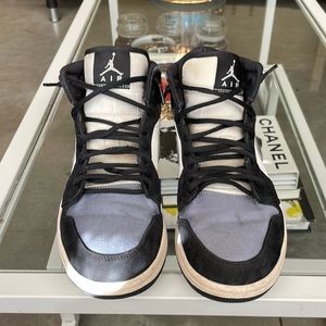 Jordan 1 Mid Satin Grey Toe sneakers